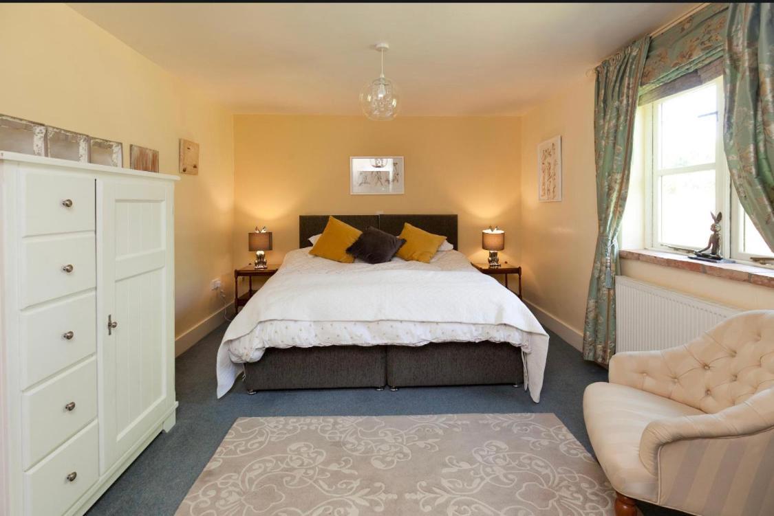 Spacious Swallow Cottage Tisbury Exterior photo