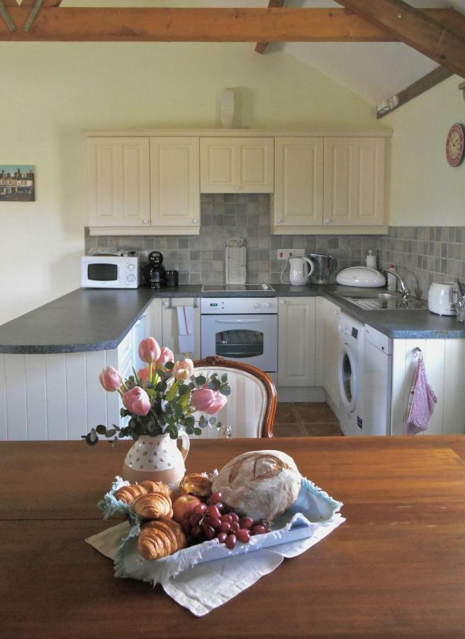 Spacious Swallow Cottage Tisbury Exterior photo